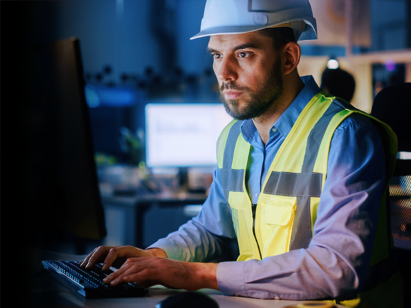 guy_on_desktop_800px